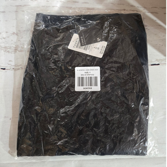 NWT Torrid Crop Premium Legging Asymmetrical Shadow Stripe Black Size: 5X (28) - Picture 5 of 5